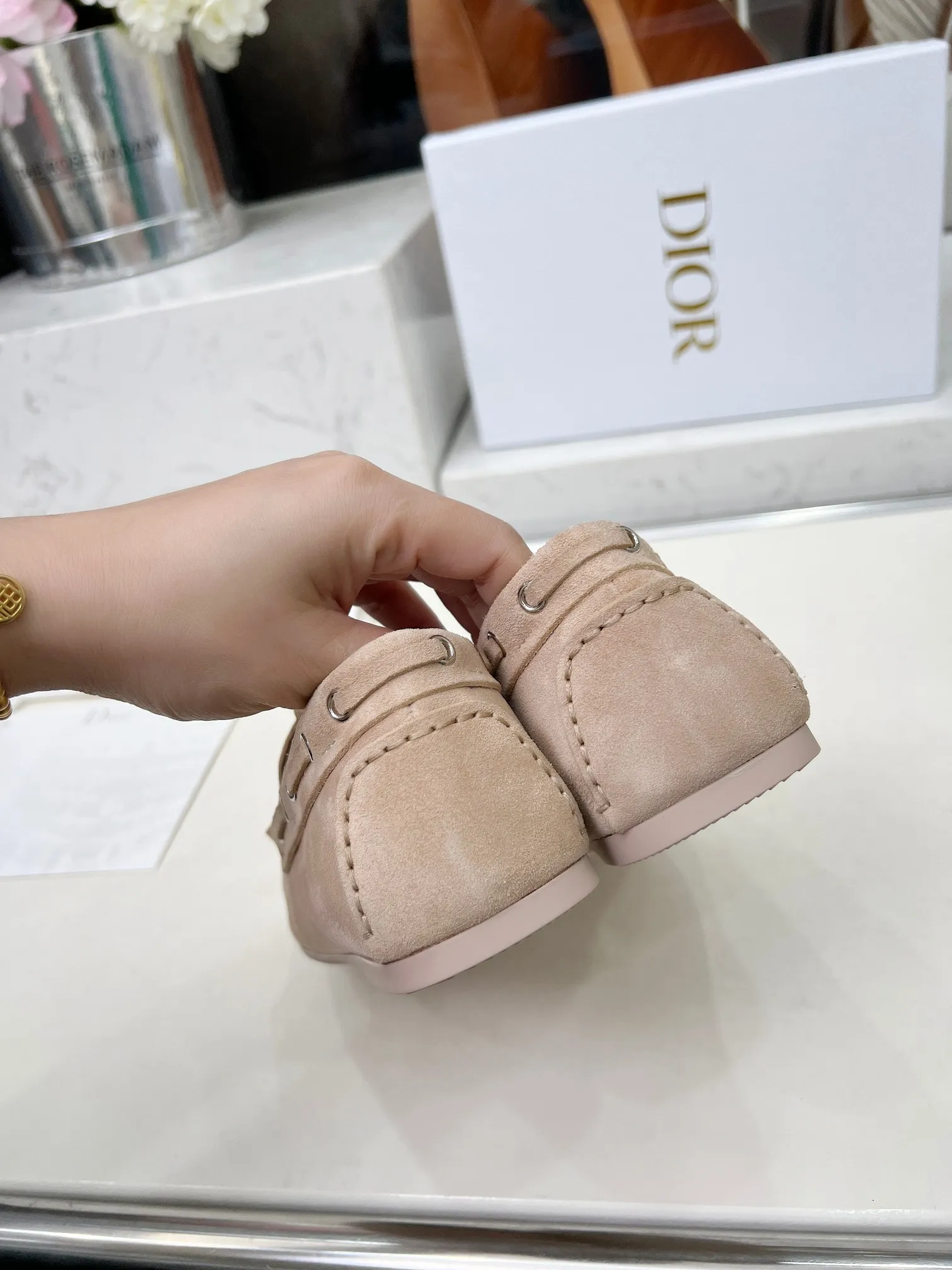 👟👟Ex-factory price 500👟👟 Dior's new spring and summer ultra-light jelly series loafers are brand new. The layout strives to create fashionable classic items. New products created at the first substantial show of Paris Fashion Week. The inspiration is cleverly combined by the D chief designer on the perfect shoe shape. Paired with brand buckles, it is even more fashionable! Original version, perfect and exquisite workmanship!  ✔️Upper: original fabric ✔️Inner lining: imported sheepskin lining ✔️Sole: original outsole ✔️Size: #35-41 (40 41 customized items are not returnable)